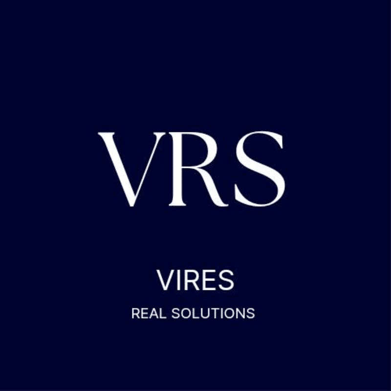 Dunkelblauer Hintergrund mit großen weißen Buchstaben VRS in der Mitte, die an die klare Designästhetik von The7 erinnern. Darunter steht in kleinerer Schrift VIRES und REAL SOLUTIONS, wie eine stromlinienförmige Fußzeile, die alles zusammenhält.