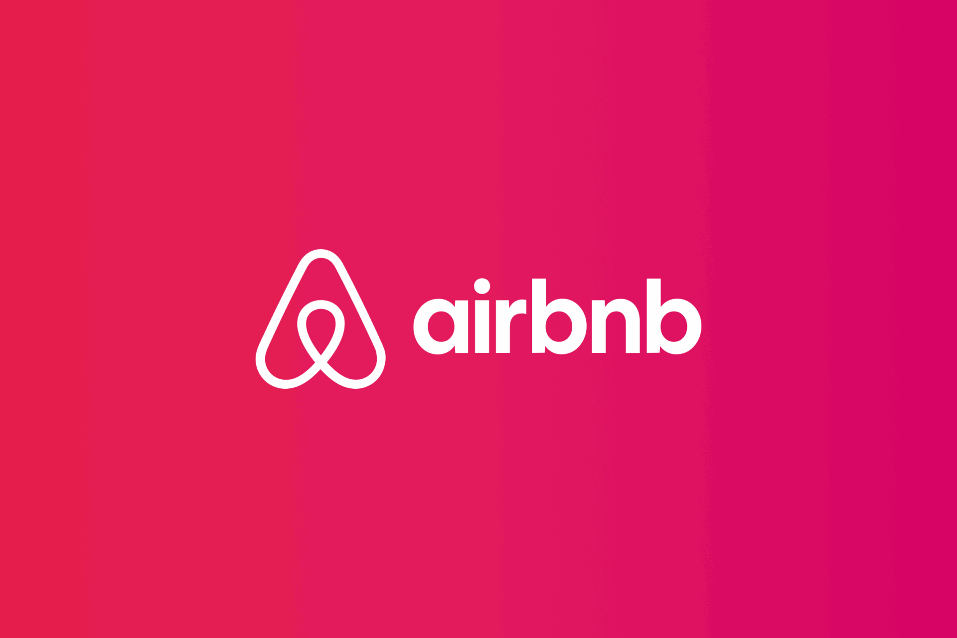 Imazhi shfaq logon e Airbnb, me një A të stilizuar të bardhë dhe fjalën "airbnb" me shkronja të vogla, të vendosura në mënyrë elegante kundër një sfondi rozë gradient, duke mishëruar frymën e bashkëpritjes dhe përvojave të përbashkëta të udhëtimit.